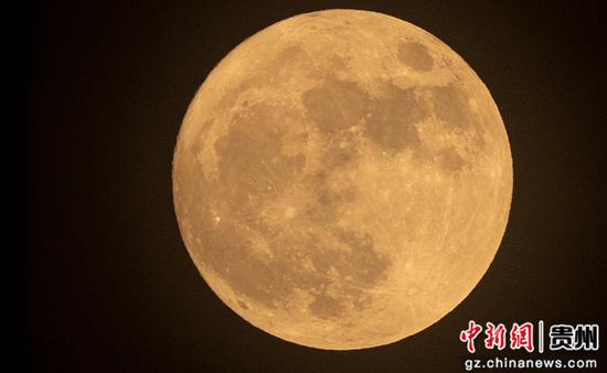 7月13日晚，铜仁市万山区上空“超级月亮”景观。叶顺强 摄