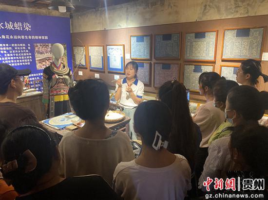 2022年贵州省非遗传承人苗族蜡染培训班学员参观手上记忆博物馆。