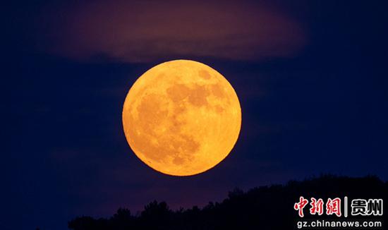 7月13日晚，铜仁市万山区上空“超级月亮”景观。叶顺强 摄