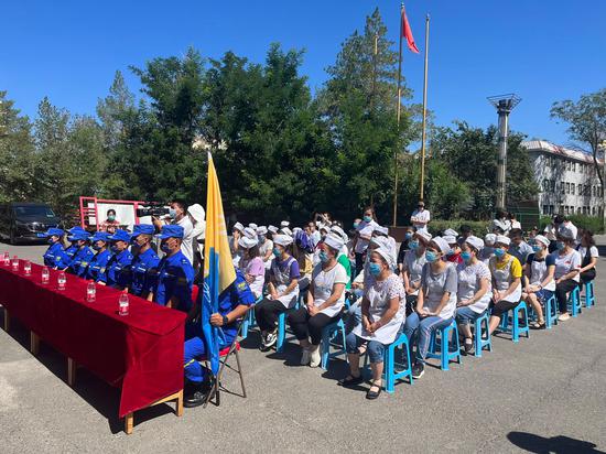 新疆芳婷针纺织有限责任公司与新疆蓝天高山救援队举行320克干爽棉自发热保暖内衣慕士塔格峰耐寒试穿出征仪式。