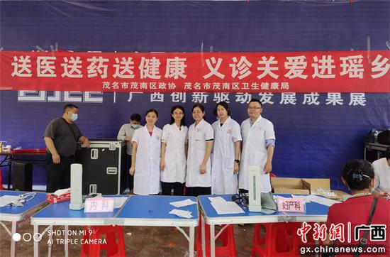 茂南区支医医生在金秀开展“送医医药送健康”义诊活动。吴加露  供图