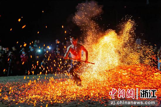 国家非物质文化遗产“磐安炼火”。郭丽泉 摄