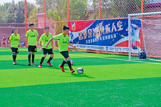 津和两地小学足球友谊赛现场图。  天津援疆前指供图。