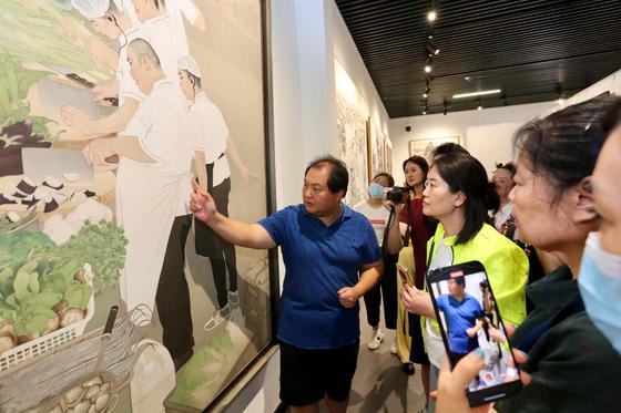天津画院副院长陈治在画展现场讲解作品《尖峰食刻》。刘俊苍 摄