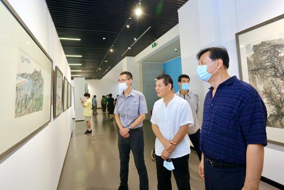 天津画院院长范扬、天津市美协秘书长张福有在画展现场观看作品。刘俊苍 摄