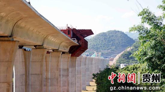 贵州盘兴铁路：建设工人高温下坚守岗位保节点
