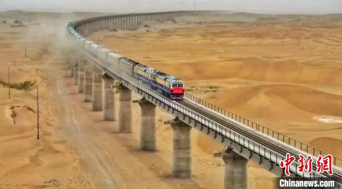 新疆和若铁路开通运营“满月” 日均送客3100多人