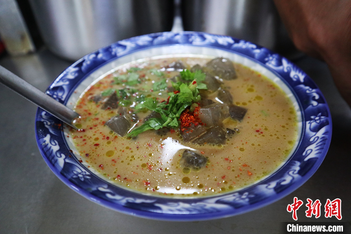 　　图为7月13日，吉林省吉林市，一碗刚出锅的煎粉。 中新社记者 苍雁 摄

