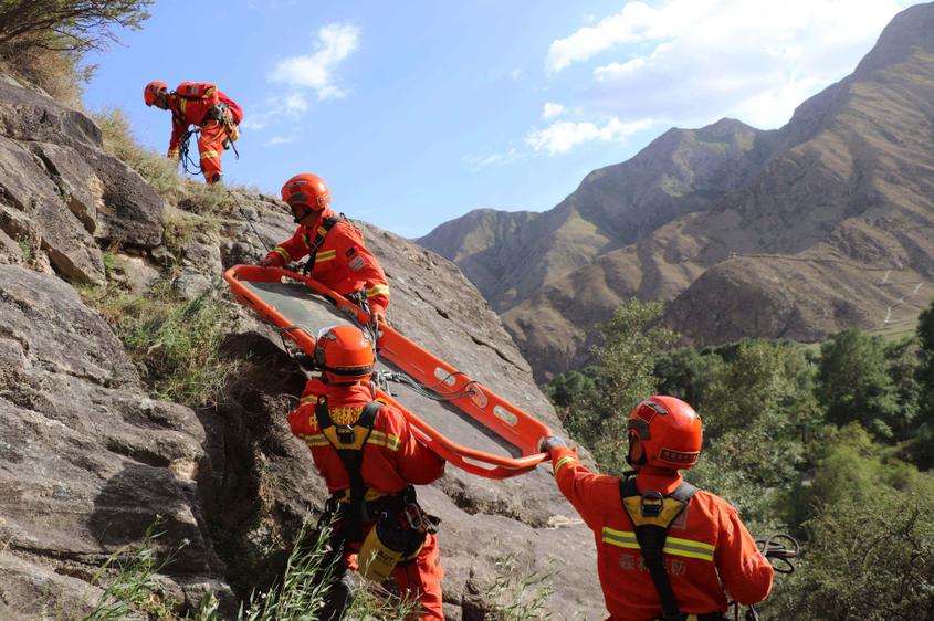 图为消防救援人员进行悬崖向上救援比武。张新海摄