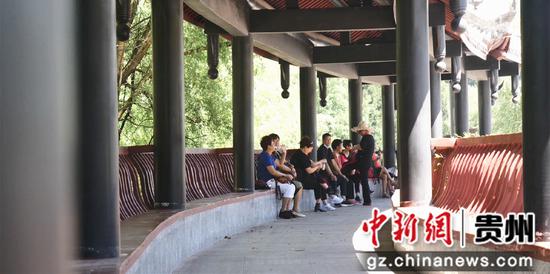 大方县奢香公园市民在亭内休憩。李灵 摄