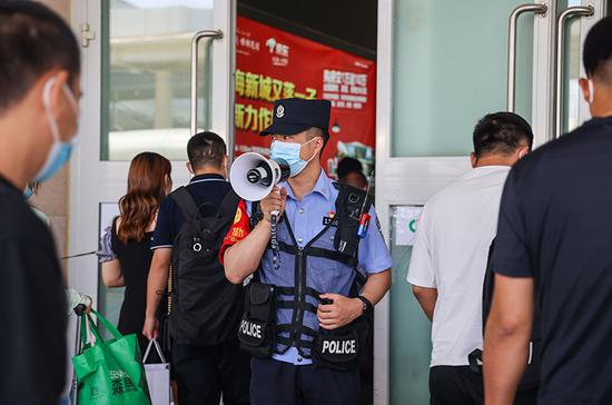 哈密站派出所民警配合客运部门做好出站旅客秩序维护.