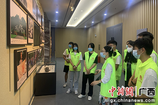 图为实践团在红军长征湘江战役纪念馆参观学习。 刘梁 摄