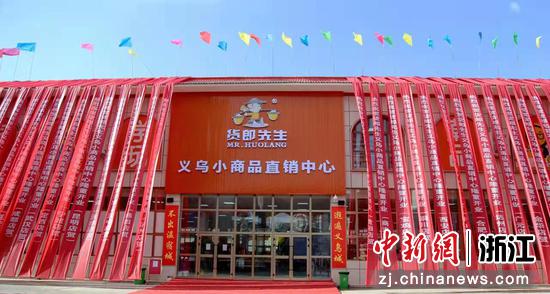 温宿县的义乌小商品直销中心。蒋磊 摄