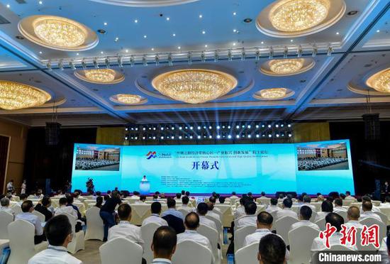 18日，“丝绸之路经济带核心区——产业振兴 创新发展”院士论坛在乌鲁木齐举行。　刘新　摄
