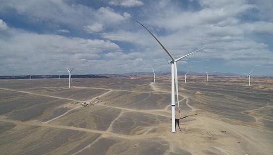 新疆哈密十三间房风电场一期5万千瓦风电机组全景图。（冯洋 摄）