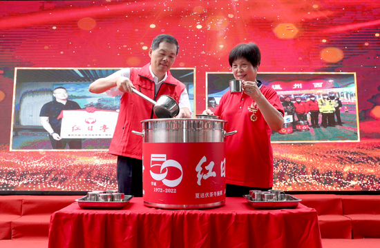 刘小涛与孙兰香为红日亭50周年庆祝启动仪式打第一杯伏茶。