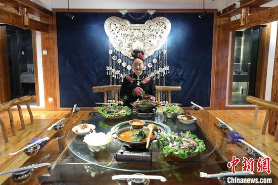 图为6月10日，贵州雷山，李珍制作的酸汤鱼宴。 中新社记者 瞿宏伦 摄