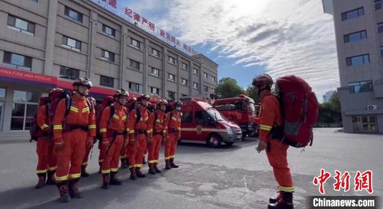 地震发生后，昌吉州消防救援支队迅速集结。　昌吉州消防救援支队供图