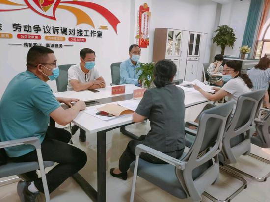 昌吉市“法院+工会”劳动争议诉调对接工作室调解案件。马玉娇 摄