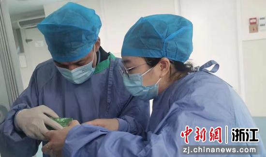 2022年3月，衢州市场监管局工作人员入企开展核酸检测试剂检查 吴科晓 摄