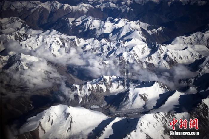 　　2006年7月從空中拍攝的天山雪峰。2013年6月21日，第37屆世界遺產大會正式公布，中國“新疆天山”列入世界自然遺產，成為中國第44處世界遺產。中新社記者 劉新 攝