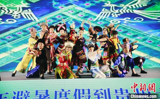 2022年避暑度假到贵州主题推介会(昆明站)现场文艺表演。　姜洪 摄