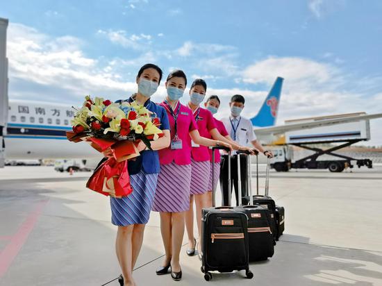 2022年7月22日，张汉云职业生涯最后一个航班落地，与组员合影留念。