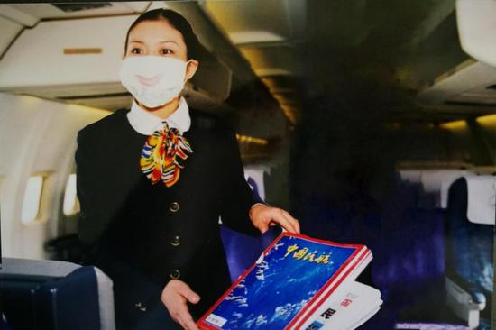 2003年非典期间，张汉云和组员一起用口红在口罩上画出一个笑唇，“微笑空姐”一度在网络走红。