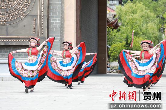 7月22日，大方县举行开城门迎宾仪式现场。周训贵 摄