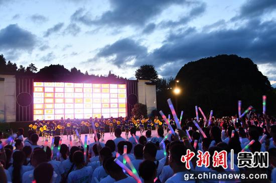贵州织金：“花海毕节·洞天织金”古镇欢乐荧光跑成功举办