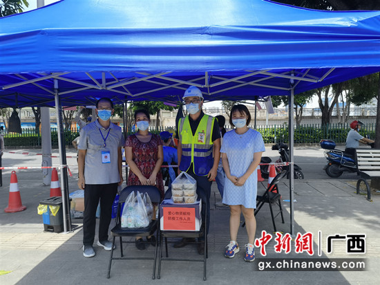 香港街二期项目为附近医护人员送物资 何国瑞
