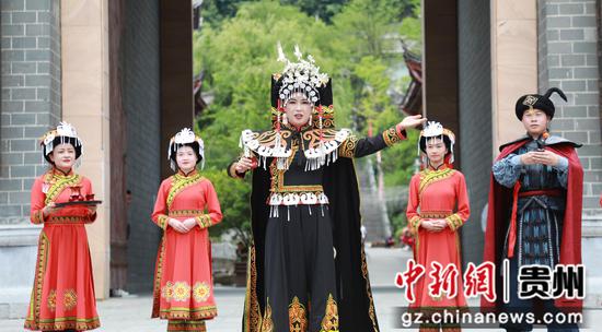 7月22日，中国·大方彝族火把节开城门迎宾仪式。周训贵 摄