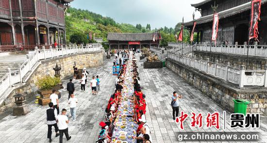 7月22日，中国·大方彝族火把节彝族同胞与来宾共享彝族特色长桌宴。王定超 摄