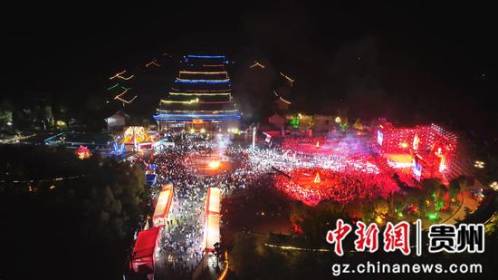 7月22日，中国·大方彝族火把节开幕式篝火晚会全景。周训贵 摄