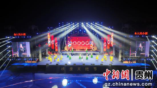 7月22日，中国·大方彝族火把节开幕式歌手演唱歌曲《我的大方我的家》。周训贵 摄