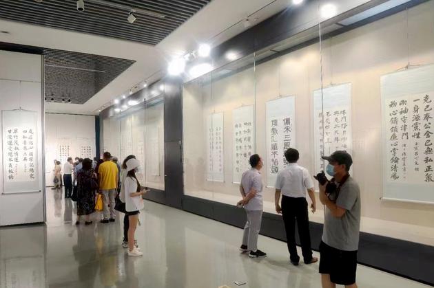 天津市廉洁文化主题楹联书法优秀作品展现场。