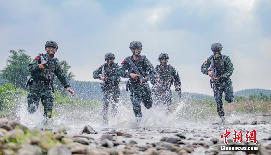柳州武警特戰隊員開展野外反恐演練