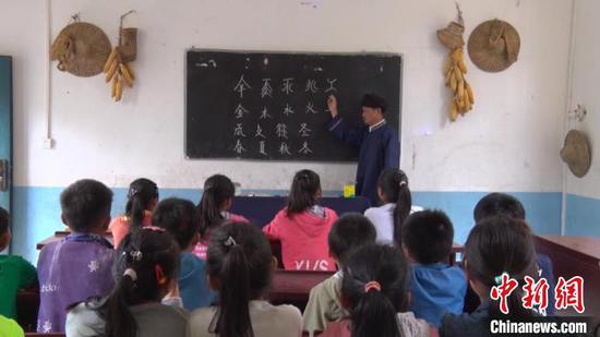 杨胜昭给学生上水书课。　潘石高 摄