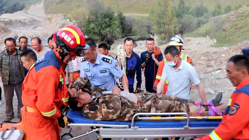 新疆昭蘇：男子撿蘑菇不慎墜入深谷 消防緊急營救。