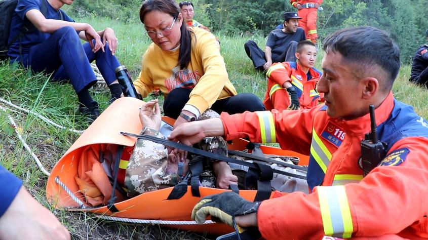 新疆昭蘇：男子撿蘑菇不慎墜入深谷 消防緊急營救。