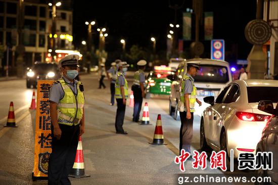 贵州警方开展夏夜治安巡查宣防集中统一行动