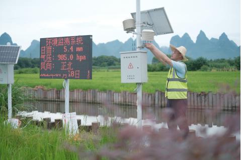 移动技术人员检查“5G+数字乡村”设施。俸迪 摄