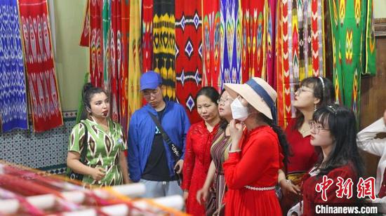 国家级非物质文化遗产艾德莱丝绸吸引各地游客。　叶家锐 摄