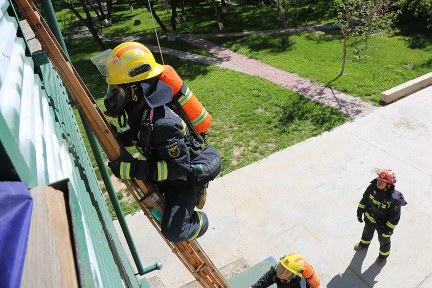 “一半是训练场，一半是火场”，这是消防救援人员的工作常态，38摄氏度的高温下，即使没有外出灭火救援任务时，消防员们依然坚持常态化训练。
