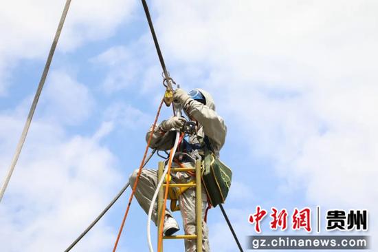 贵州电网公司在沿河首次开展110千伏电压等级带电作业