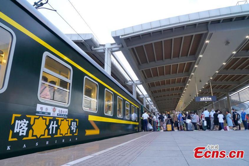 Passengers go aboard the train in Urumqi， northwest China‘s Xinjiang Uyghur Autonomous Region， July 25， 2022。 （Photo： China News Service/Zhang Shan）

