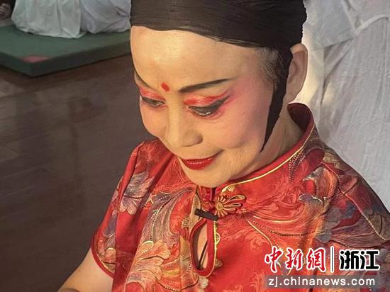 计美娥在《一韵一华》片场拍摄。 王雨欣 供图