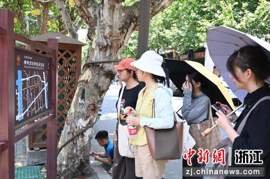 团队成员在崇福镇街头走访调研。 谢琰璐 供图