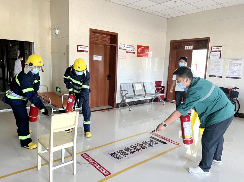 图为验收组人员组织医疗单位拉动微型消防站扑救初期火灾能力。