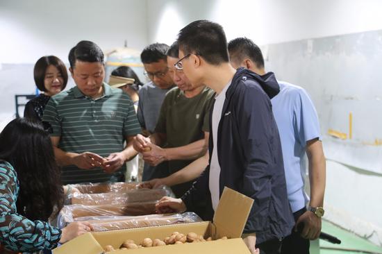 杭州市工商联组织新生代企业家赴十二团考察